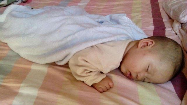 睡觉时3个现象表明：宝宝辅食添太多了，4招巧破解