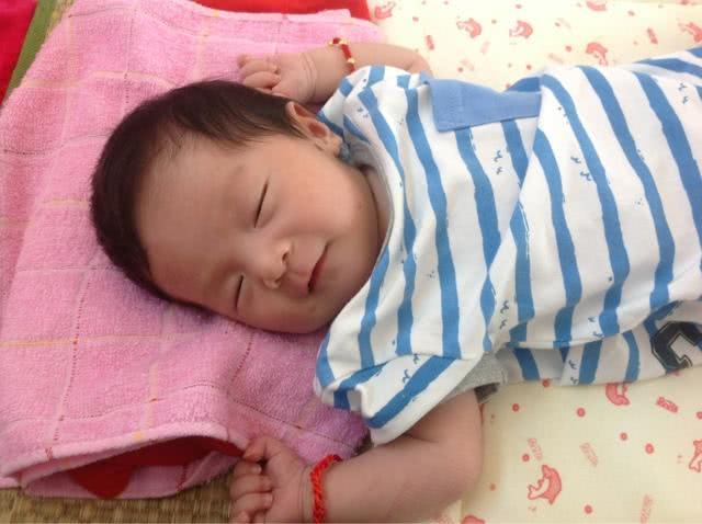 宝宝有三种表现，就要及时用枕头了，过来宝妈：这样选枕头很重要