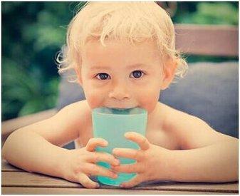 哪款饮水杯更合适你家宝宝？不同月龄选杯子方法