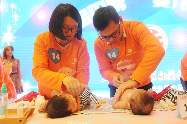 爱需要温柔的抚触 医护人员对新手爸妈手把手指导实操