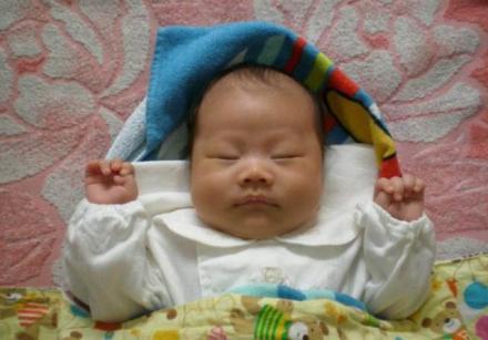 冬天降温后，孩子再喜欢这样睡觉也要改掉