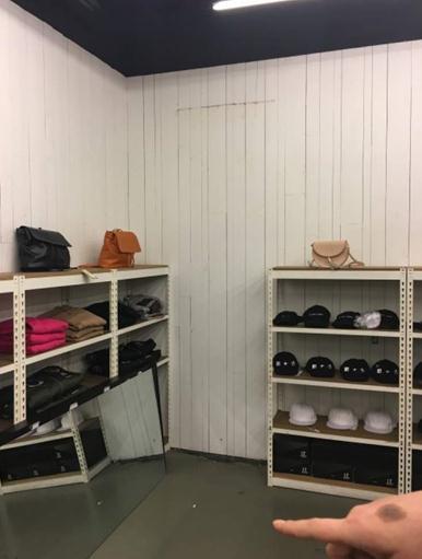 6岁女孩被商场试衣镜砸中身亡，事后没人负责，母亲已怀孕7个月