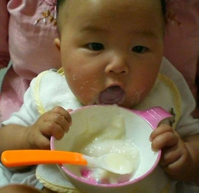 宝宝什么时候可以吃小米粥？这个时间会比较好，很多宝妈都弄错了