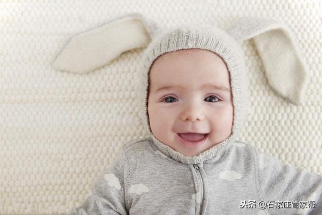 宝宝发育、哄睡、翻身、爬……月嫂详解宝宝一岁前每月护理重点