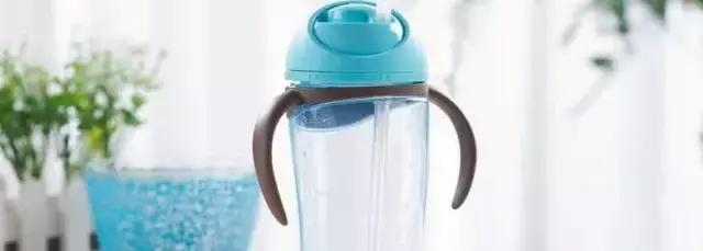 哪款饮水杯更合适你家宝宝？不同月龄选杯子方法