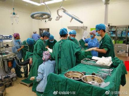 赞！这一跪，挽救了一个生命！柳州美女助产士跪地完成生命托举