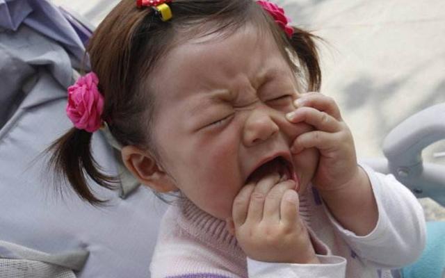 孩子倒地撒泼,奶奶这一行为让他服服帖帖不再哭闹,值得家长学习