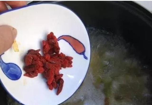 老中医：久咳不愈？咳嗽有痰？万能咳嗽汤，秒止咳，一年不犯