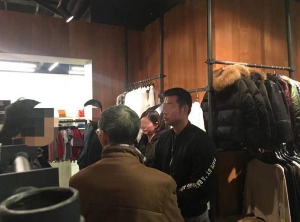 6岁女孩被商场试衣镜砸中身亡，事后没人负责，母亲已怀孕7个月