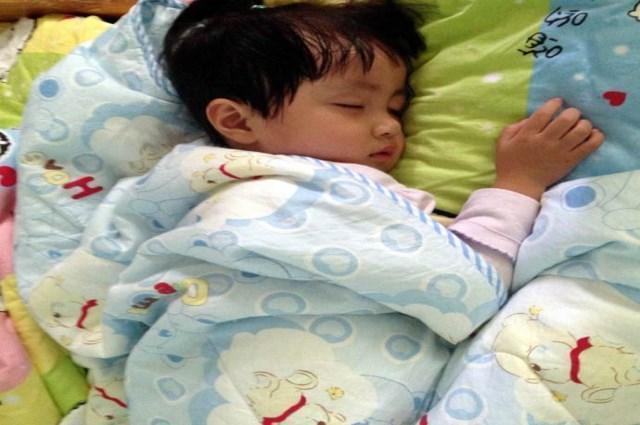 睡觉时3个现象表明：宝宝辅食添太多了，4招巧破解