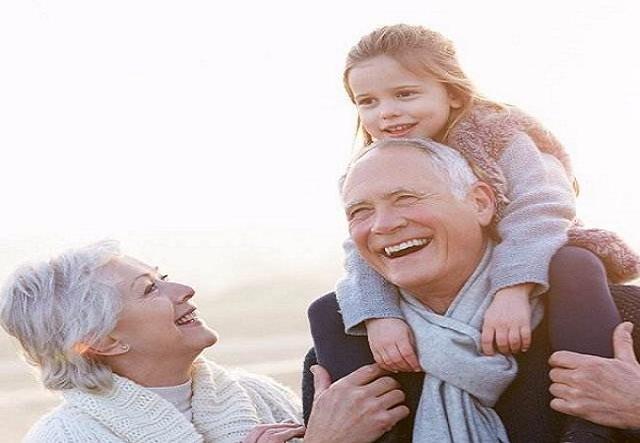 孩子要给谁带？孩子对奶奶和外婆说回你家去，从他们的反映就知道