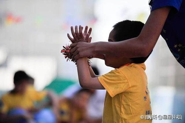 1个父亲3个自闭症娃：有些人光是活着就已经竭尽全力了