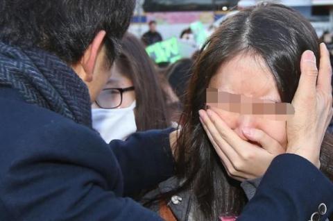 婴儿刚出生，妈妈嫌丑非要给化妆，夜里瞧见宝宝，妈妈泪奔