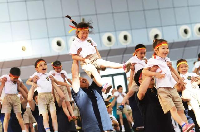 那些陪娃上幼儿园的家长，早就疯了