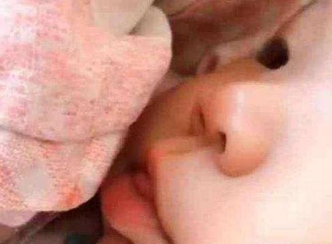 宝妈隐约听到“吧唧”声，醒来掀开被子一看，顿时哭笑不得