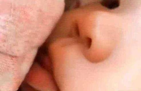 宝妈隐约听到“吧唧”声，醒来掀开被子一看，顿时哭笑不得