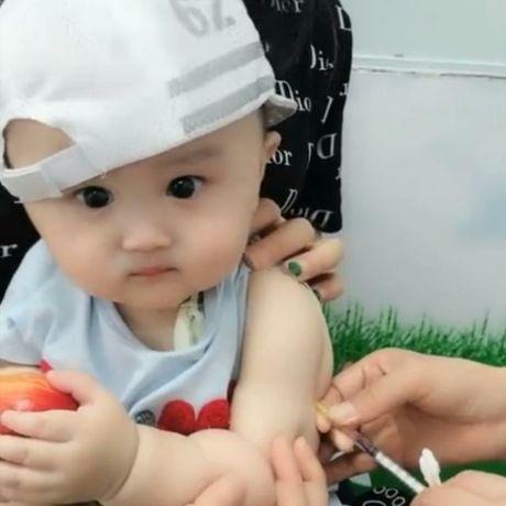 2岁宝宝打针全程不哭不闹，网友：哭两声，尊重一下护士姐姐吧