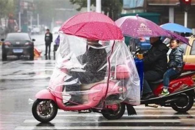 再见了，雨伞！上海造“避雨神器”一夜爆红，倾盆大雨也不怕弄湿