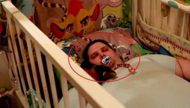 31岁男子遭遇打击，生活像是婴儿一样，60岁老妈尽心照顾！