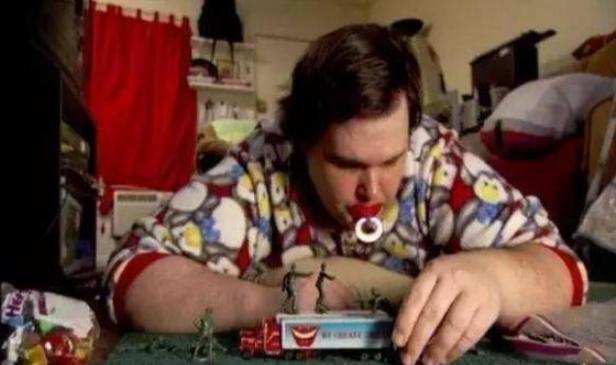 31岁男子遭遇打击，生活像是婴儿一样，60岁老妈尽心照顾！