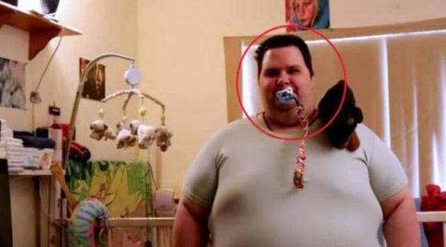 31岁男子遭遇打击，生活像是婴儿一样，60岁老妈尽心照顾！