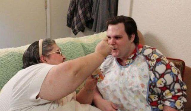 31岁男子遭遇打击，生活像是婴儿一样，60岁老妈尽心照顾！