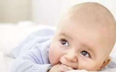 新生儿如何晒太阳？要晒多久才合适？