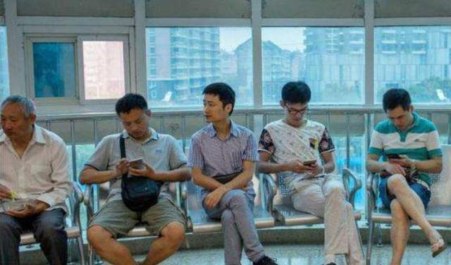产妇出产房的那一刻，老公是什么反应呢？网友：看到这心都凉了