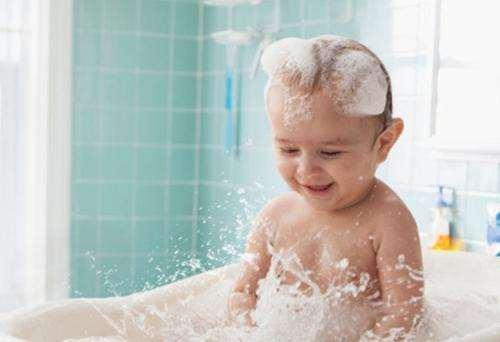 冬季家长别在这三个时间给宝宝洗澡，做了就等于在破坏孩子免疫力