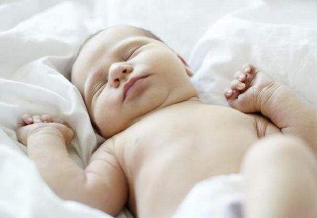 新生儿不能见光？大部分的人都错了，这样做才能帮助宝宝尽快睁眼