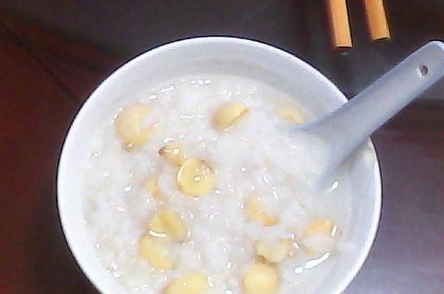 小儿脾虚不用慌，熬粥时候加一食物，喝了很快强健，比吃药好使