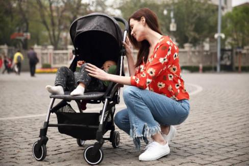 给宝宝用婴儿车的最佳时间！早于此月，两大伤害很多宝妈还不知道