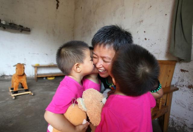 高龄大姐怀上三胞胎，不顾旁人反对坚持生下，如今幸福的让人羡慕