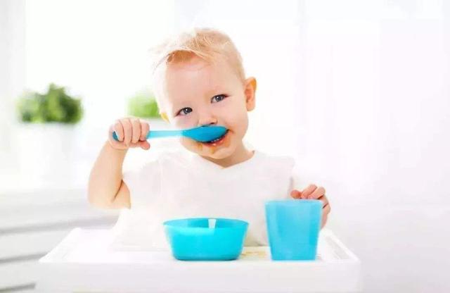 晚于6个月添加辅食，对宝宝发育有危害吗？这些知识宝妈要知道