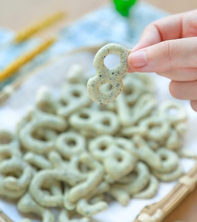 2个鸡蛋1黑芝麻粉，做孩子爱吃的零食，常吃促进大脑发育