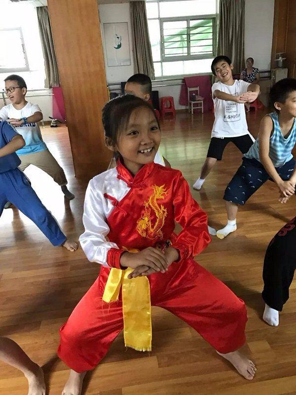 这个爱好孩子长期坚持容易长不高，15岁之前不建议去学