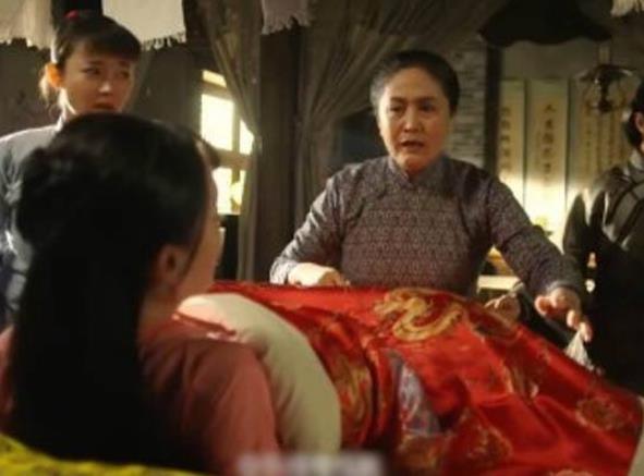 古代人生孩子时，为什么产婆总要“热水”，又有什么用呢？