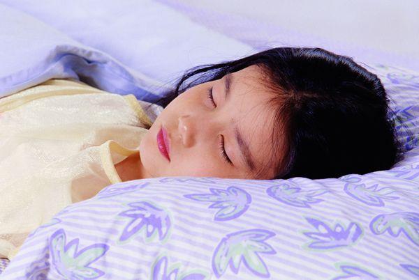 7岁女儿单独睡大床，说觉得有人睡她旁边，看完监控妈妈落泪