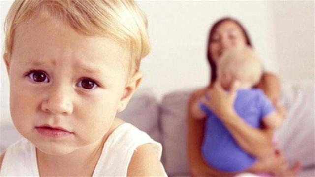 生二胎后，大宝该跟谁睡？这个没有标准的答案，你会如何选择