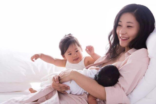 生二胎后，大宝该跟谁睡？这个没有标准的答案，你会如何选择