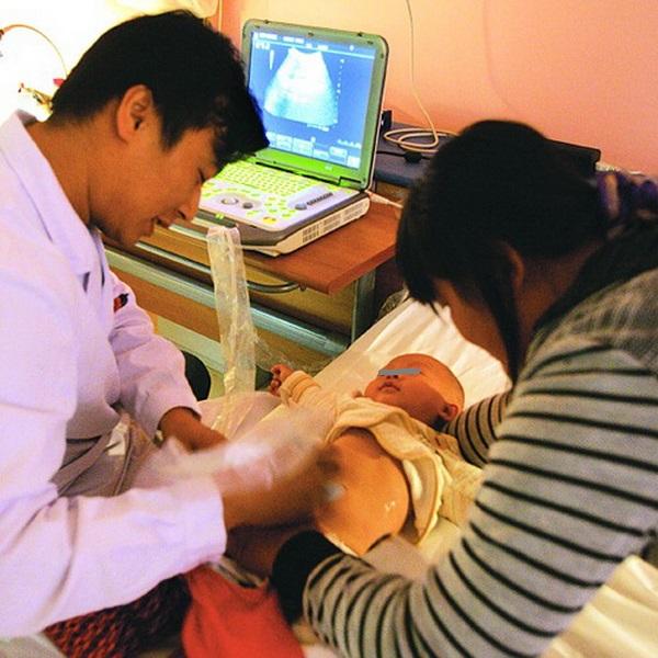 两岁女婴双肾结石，病危，儿科医生：别再这样给宝宝喂辅食