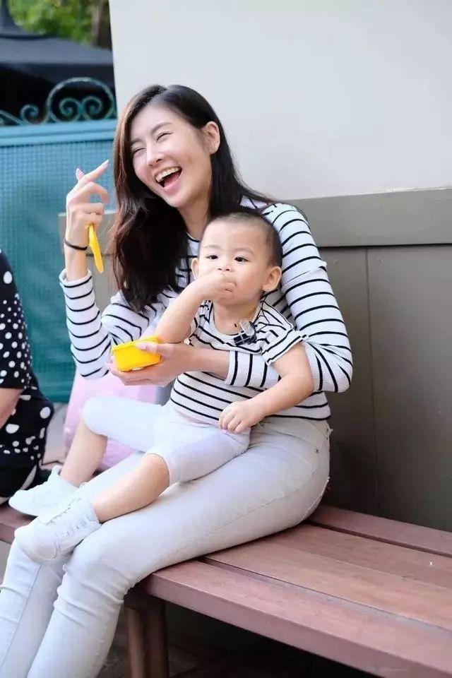 女儿半岁发现双耳全聋！前中国小姐单亲妈妈花六位数报读语言班