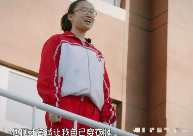 16岁女孩不会用餐具，上初二才会穿衣服，不可思议！