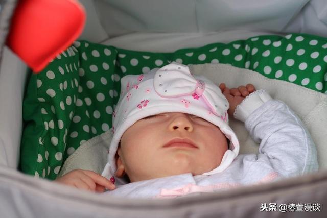 天寒地冻，婴幼儿却不能穿厚衣服睡觉，其中大有问题！