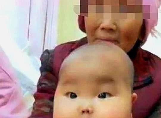 1岁孩子送到奶奶家断奶，妈妈接孩子回家时，差点没认出