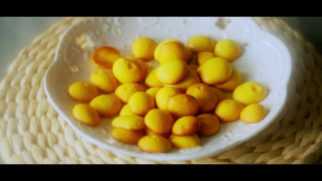 不用揉面，教你做奶香浓郁口感酥脆的蛋黄饼干！孩子绝对会喜欢