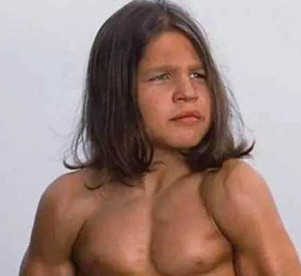 8岁男孩每天做500个俯卧撑 结果竟然变成这个样子！