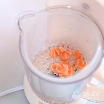 辅食日志｜三文鱼胡萝卜泥米糊