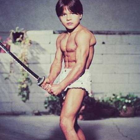 8岁男孩每天做500个俯卧撑 结果竟然变成这个样子！