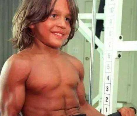 8岁男孩每天做500个俯卧撑 结果竟然变成这个样子！